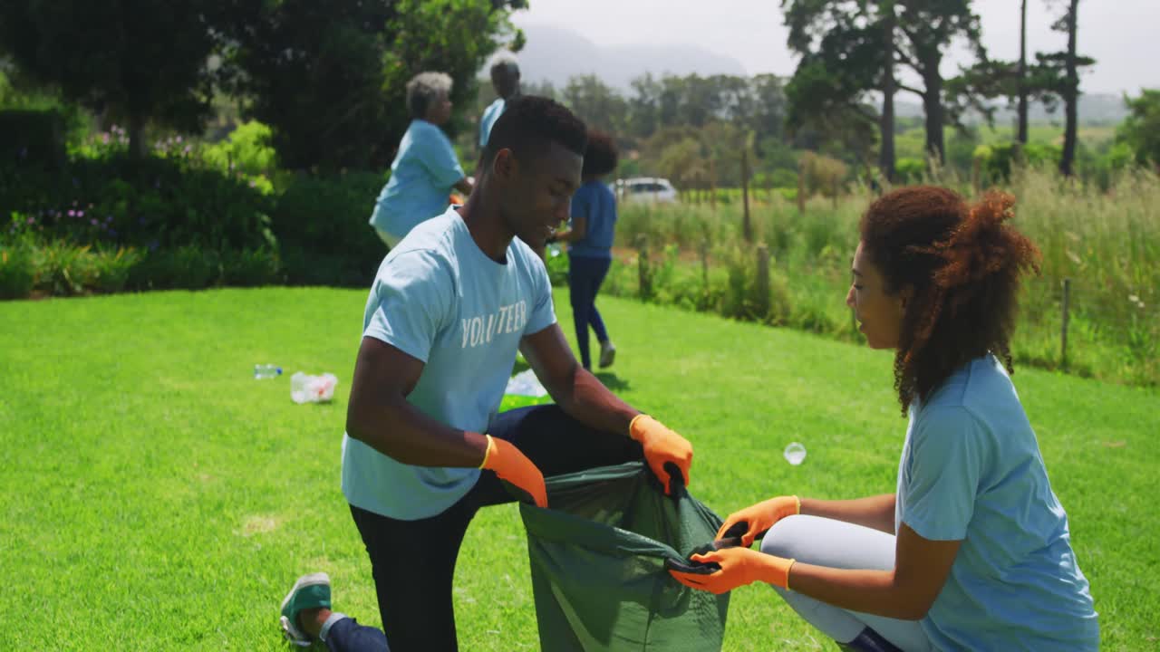 voluntarios recogiendo basura y reciclando
