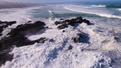 Spray-De-Olas-Lanzado-Alto-Cuando-Las-Olas-Chocan-Dramáticamente-Contra-La-Costa-Rocosa