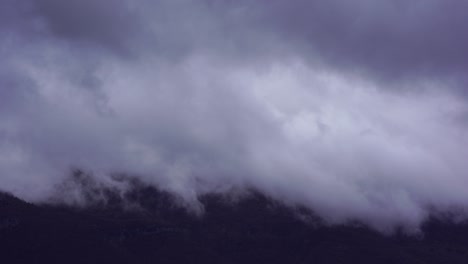 Wolken,-Die-Am-Regnerischen-Wintertag-über-Den-Berghang-Steigen,-Zeitraffer