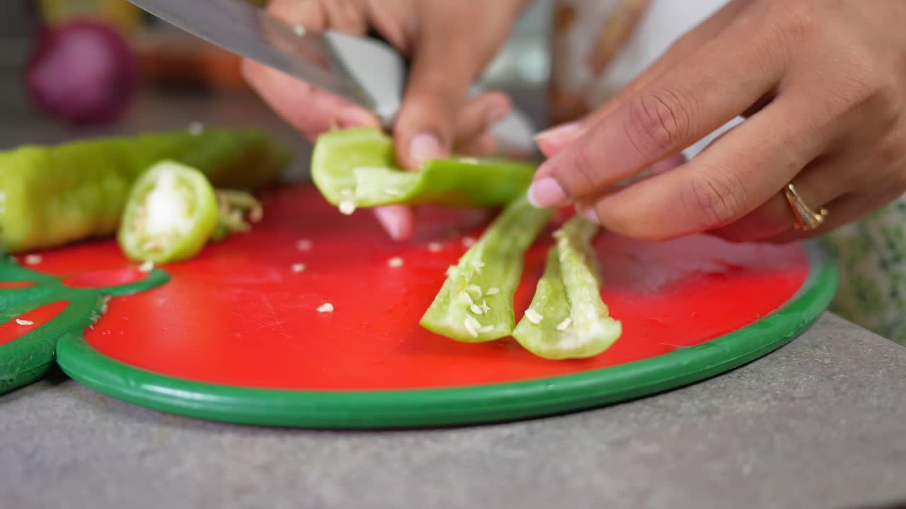 부 에서 초록색 고추 를 잘라내는 여자
