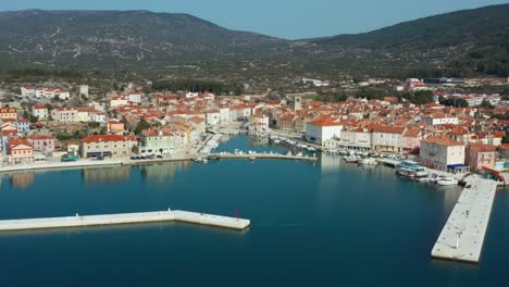 Stadtbild-Und-Seehafen-Der-Insel-Cres-In-Kroatien