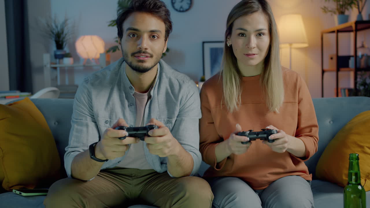 pareja jugando videojuegos en casa