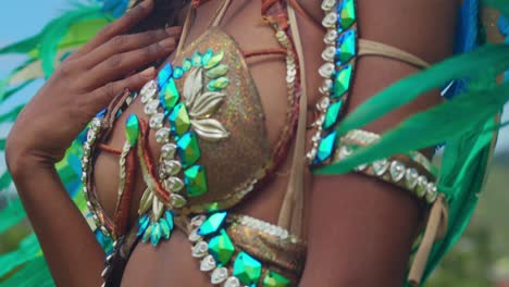 en la atmósfera festiva de trinidad, el disfraz de carnaval de una joven añade al vibrante atractivo de la isla
