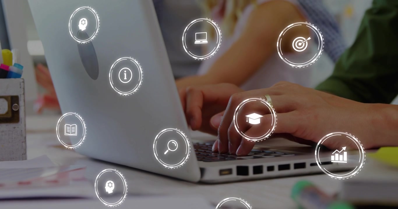 La telecamera si sposta rivelando un team che digita su laptop, analizzando grafici aziendali con icone HUD fluttuanti.