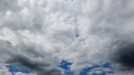 Cielo-Azul-Con-Nubes-Que-Se-Mueven-Rápidamente