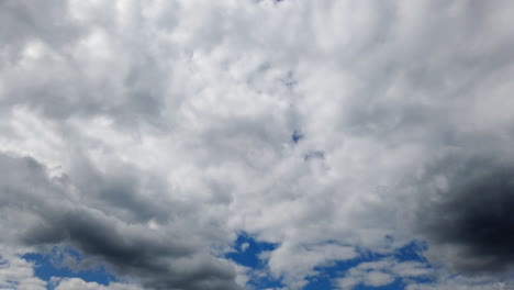 Blauer-Himmel-Mit-Sich-Schnell-Bewegenden-Wolken