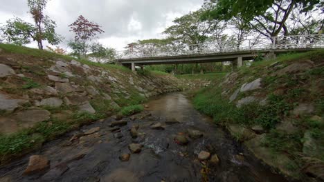 Ariel-FPV-Schwebt-Durch-Den-Fluss,-Drohnenaufnahme