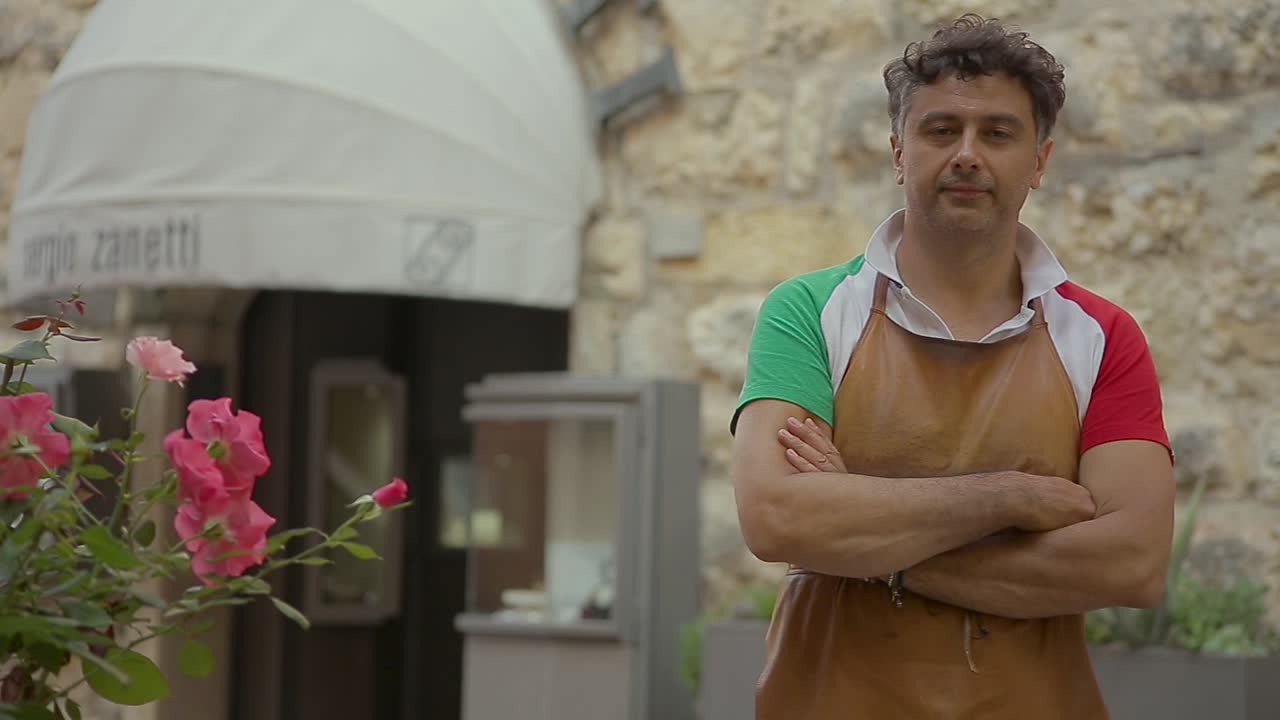 orfebre italiano en el trabajo construyendo un compromiso o un anillo de bodas