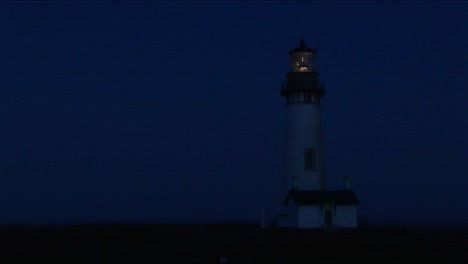 Un-Faro-De-Noche-Con-Su-Luz-Intermitente