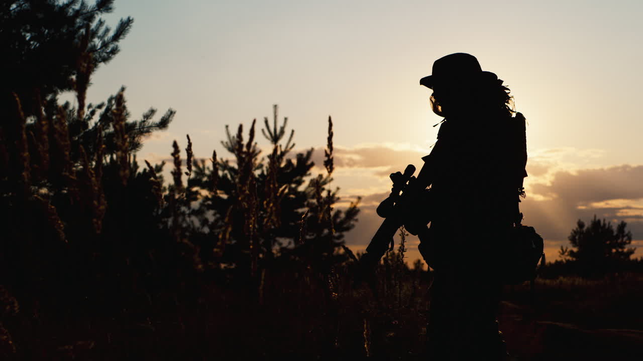 un soldado apunta su rifle 8