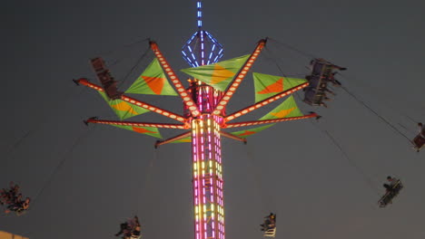 Schaukeln-Auf-Der-Cleveland-County-Fair-In-Shelby,-North-Carolina,-Bei-Nacht-Im-Herbst-2018