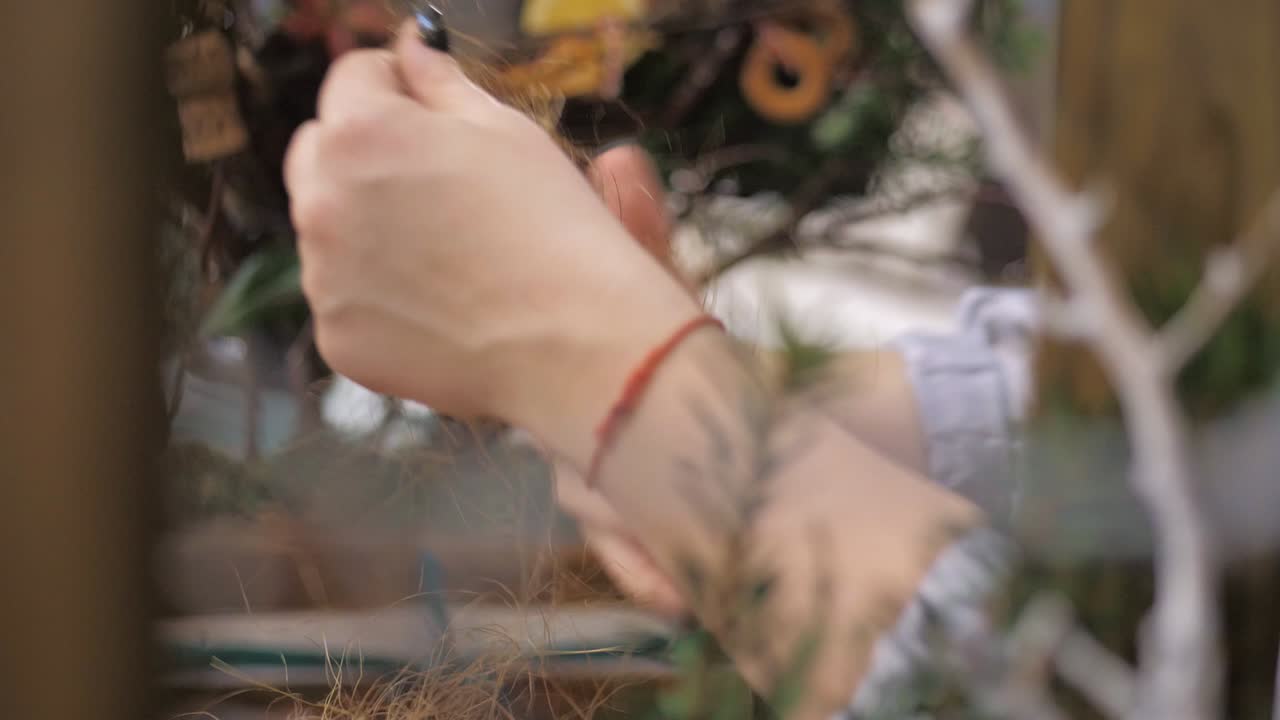 florista en el trabajo. cómo hacer una corona de navidad con arreglos florales. paso a paso, tutorial