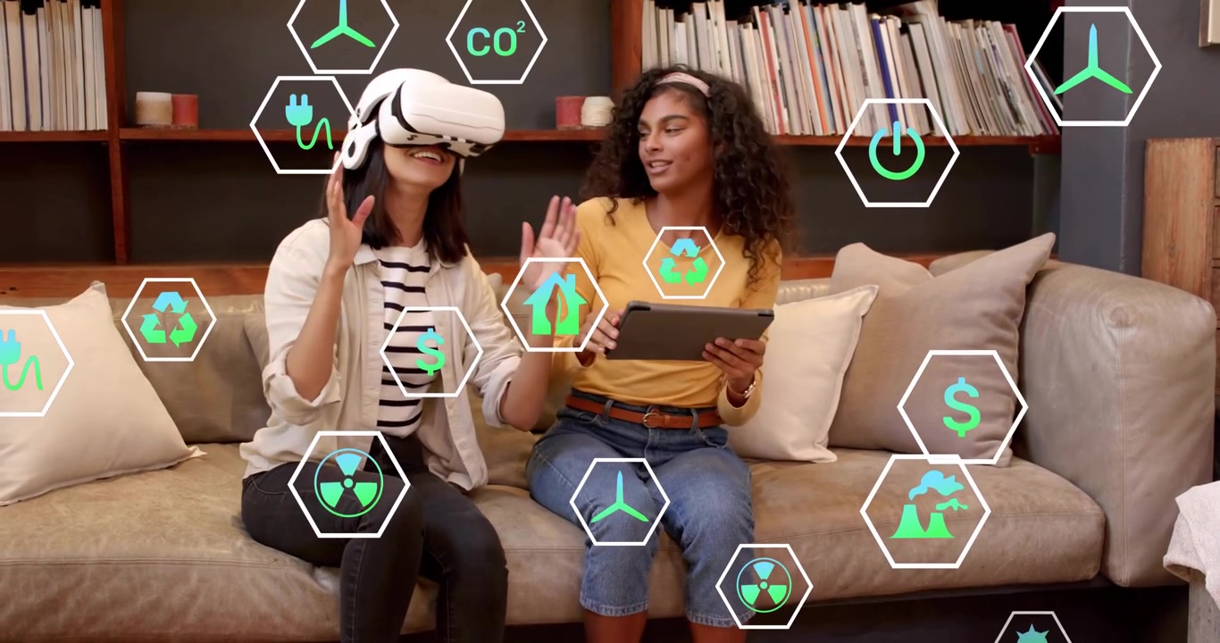 Due amici seduti sul divano che esplorano icone ambientali indossando un visore VR e toccando un tablet.