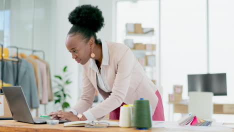 Mujer-Negra,-Computadora-Portátil-Y-Sonrisa-Para-Pequeñas-Empresas