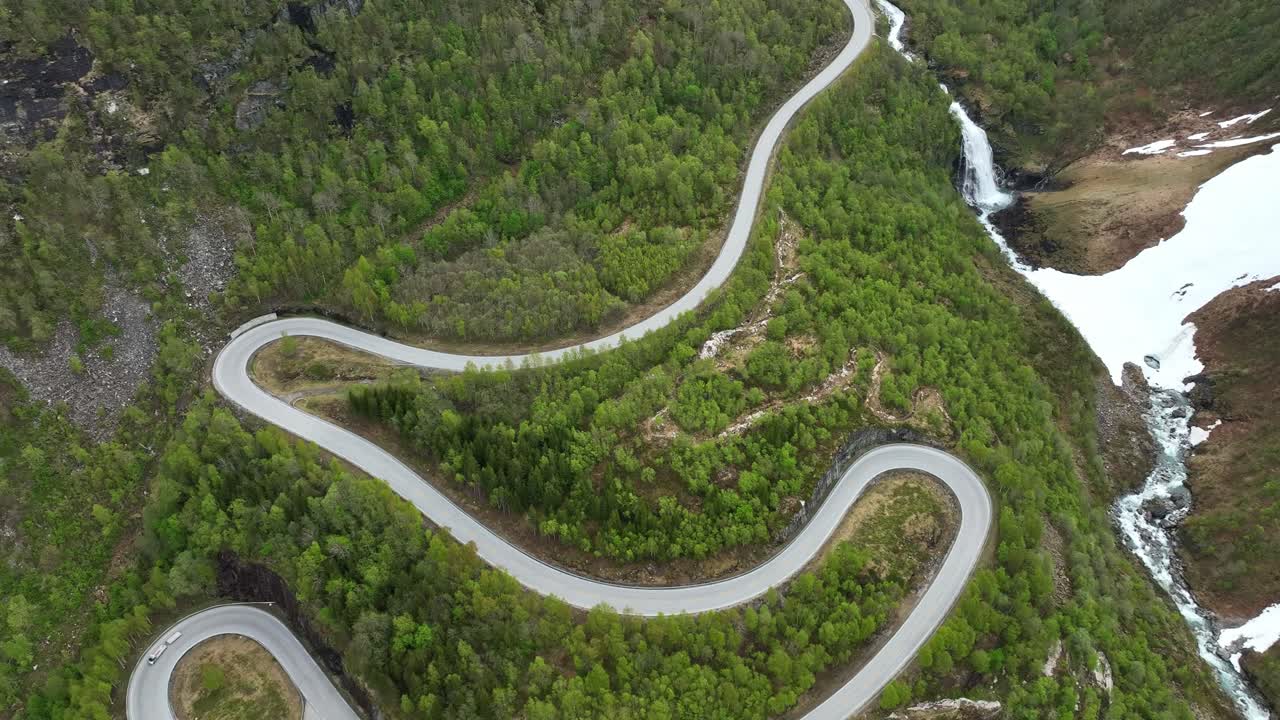 impresionante carretera panorámica sinuosa strynevegen carretera aérea - noruega en el valle de hjelledalen que conduce al cruce de la montaña strynefjellet