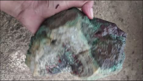 disparo de mano sosteniendo un pedazo de piedra ijo garut