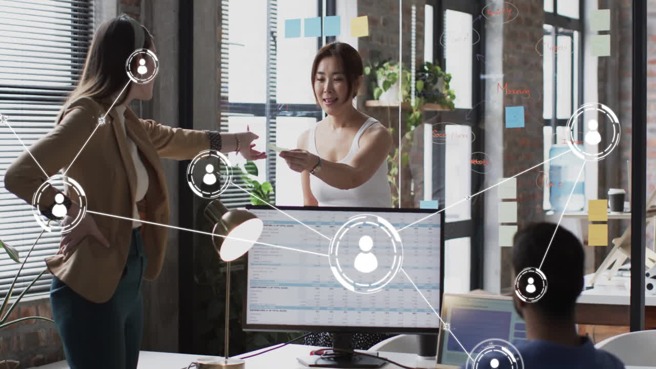 Animazione di icone digitali con connessioni su persone d'affari di diverse etnie in ufficio.