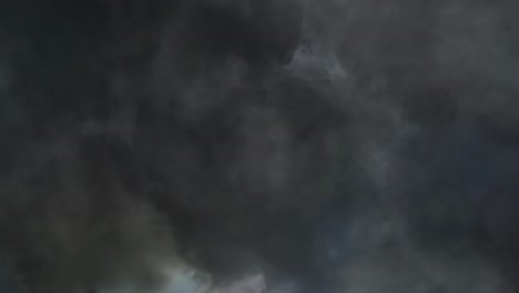 Cielo-Oscuro-Y-Cumulonimbus-Con-Relámpagos-De-Fondo-4k