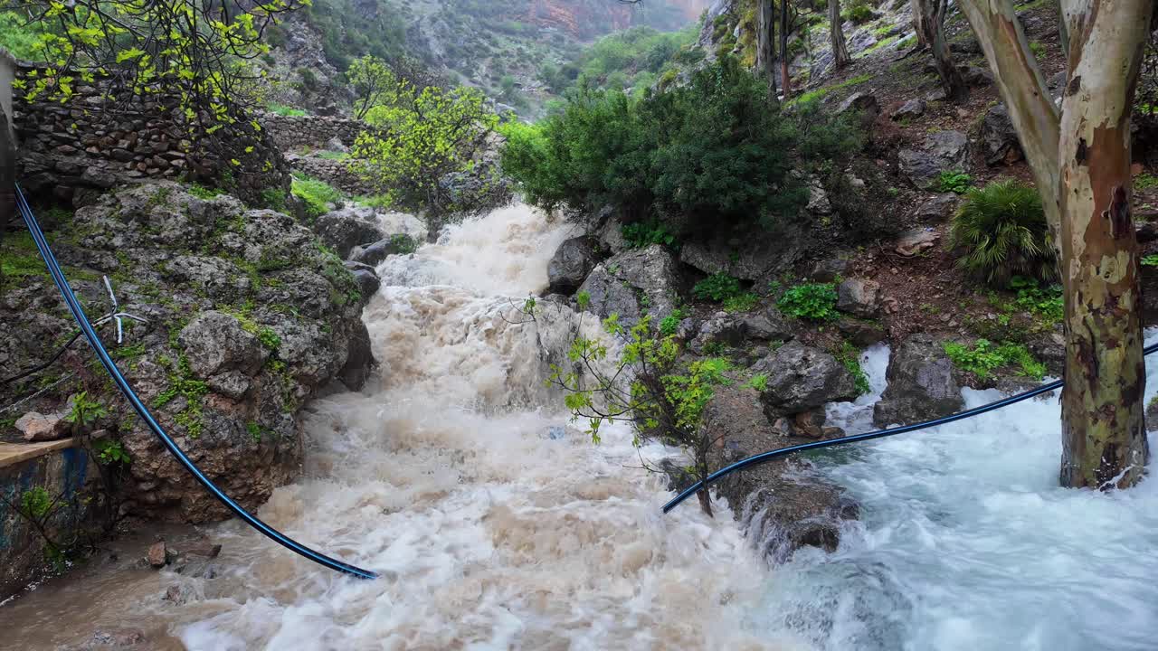 ras el ma en chefchaouen, marruecos después de una fuerte lluvia en la cascada