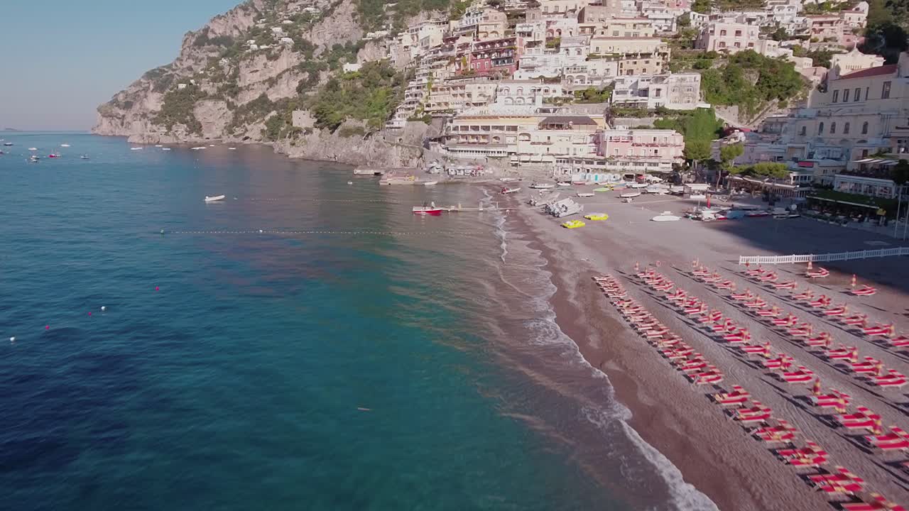 Ripresa aerea con drone che vola verso la spiaggia a Positano, Italia, a bassa quota