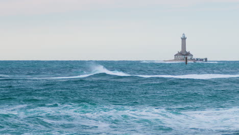 Olas-Creando-Cresta-En-Tiempo-Tormentoso-Con-Porer-De-Faro-Y-Marca-Cardinal