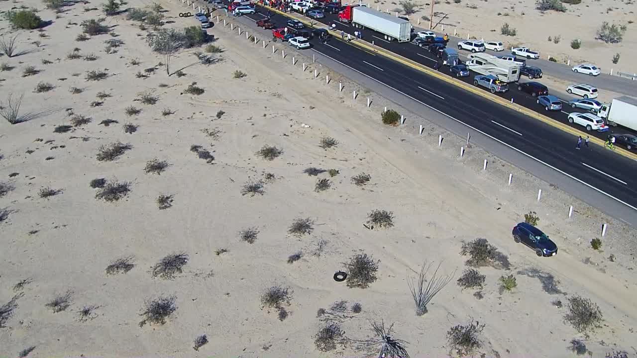 고속도로 옆에서 운전하는 차를 따라가는 드론의 모습