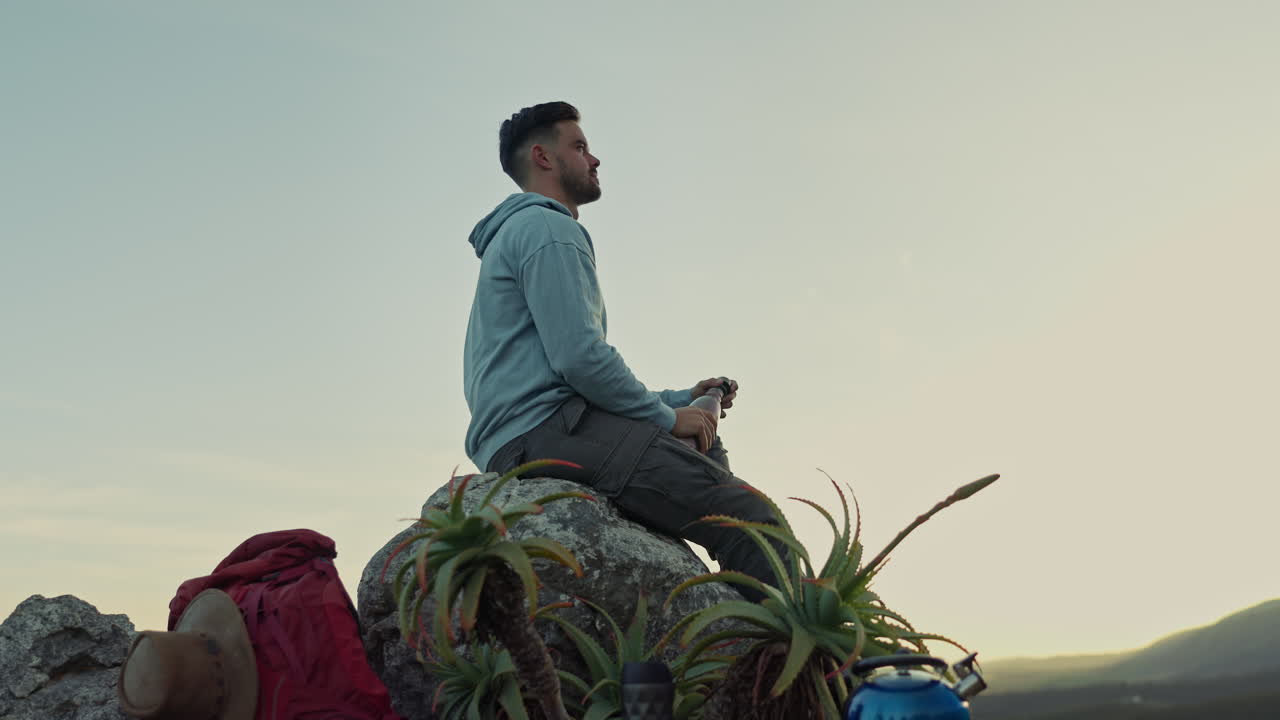 senderismo, vista de la montaña y agua potable para el hombre