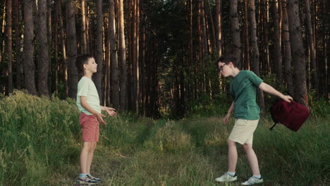 kinderen die plezier hebben in het bos.