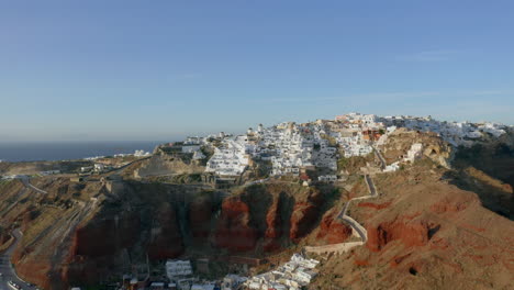 Antena:-Rumbo-Directo-A-Oia-Insantorini,-Grecia-Durante-La-Hora-Dorada,-4k-Prores