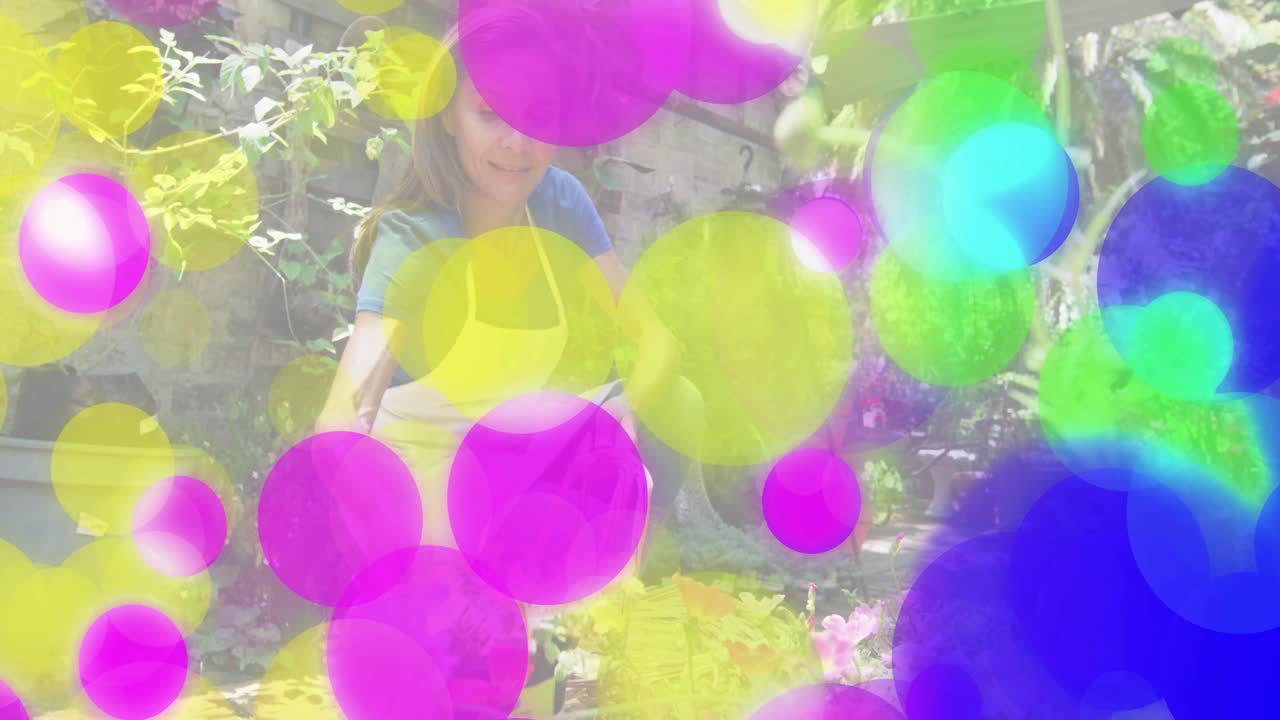 庭師が開花をスキャンすると、ピンクと白の花を摘むためのガイドとなる、浮遊するカラーサークルが作動します。