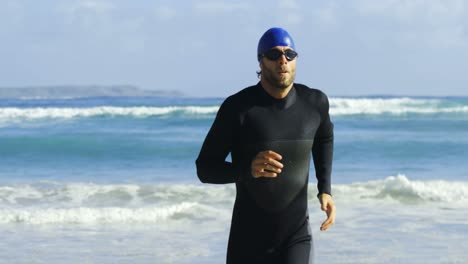 Surfista-Masculino-Corriendo-En-La-Playa