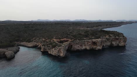 Luftdrohnenaufnahme-Des-Strandes-Von-Cala-Varques-Auf-Mallorca,-Spanien