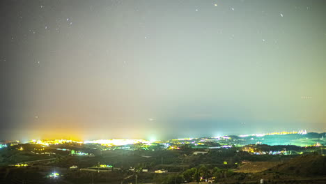 larga exposición nocturna con estrellas sobre el aeropuerto de málaga