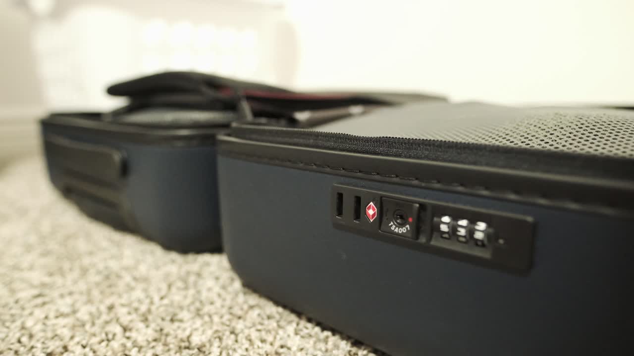 휴대 수하물을 포장하고 닫는 여행자의 클로즈업 샷