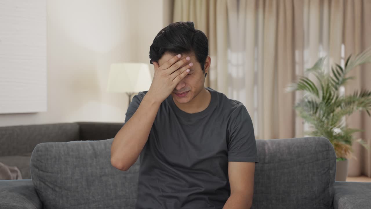 두통을  ⁇ 고 있는 인도인 병인