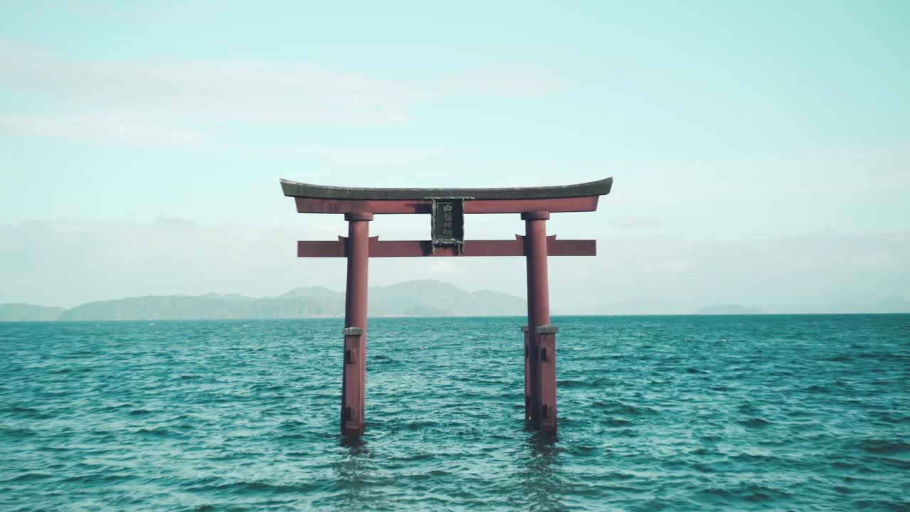 Kuuluisa Torii-portti Shirahige Jinja -pyhäköllä, joka sijaitsee Biwa-järvellä Shigan prefektuurissa, Japanissa