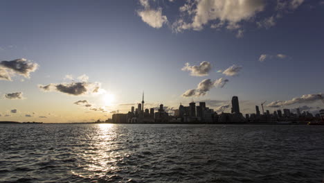 Timelapse-De-La-Puesta-De-Sol-Del-Horizonte-De-Toronto-Desde-El-Otro-Lado-De-La-Bahía-En-El-Muelle-De-Polson