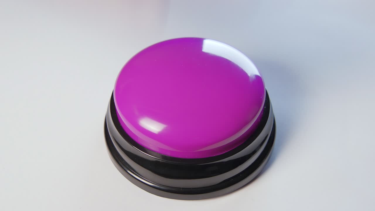 молодая женщина нажимает на фиолетовую кнопку пальцем и ладонью руки. нажмите круглую глянцевую кноpку, вид сверху. активация, запуск чего-то. включение и выключение.