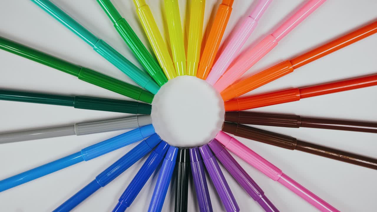 el bolígrafo se sintió en el tocadiscos. el marcador girar girar. girar, crear patrón, hacer el diseño de la forma del círculo. vista superior, colocación plana