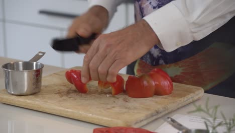 Cortar-Pimientos-Rojos-Y-Ponerlos-En-Una-Taza-Para-Agregarlos-Al-Procesador-De-Alimentos,-Creando-Una-Hamburguesa-Cruda-Vegana.