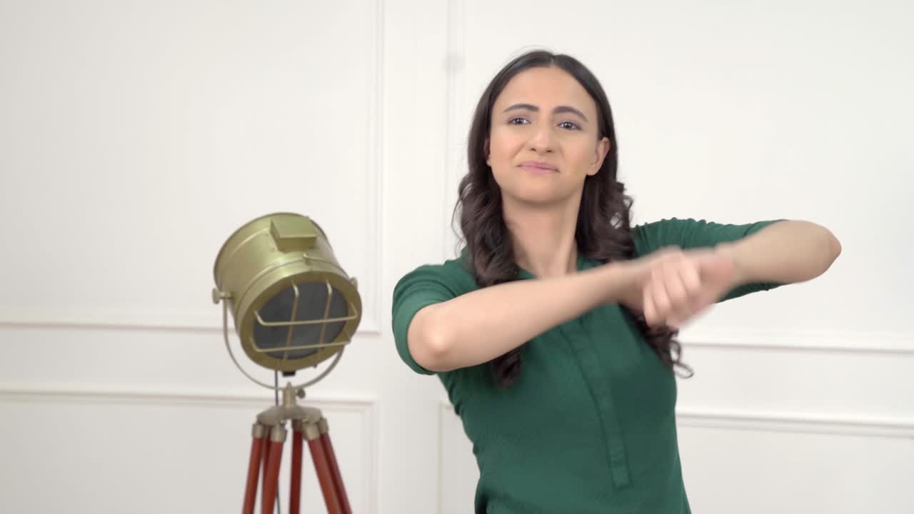 mujer india bailando torpemente en público