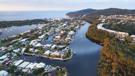 Vista-Panorámica-De-Casas-De-Vacaciones-En-Noosaville-En-La-Costa-Del-Río-Noosa-En-Queensland,-Australia