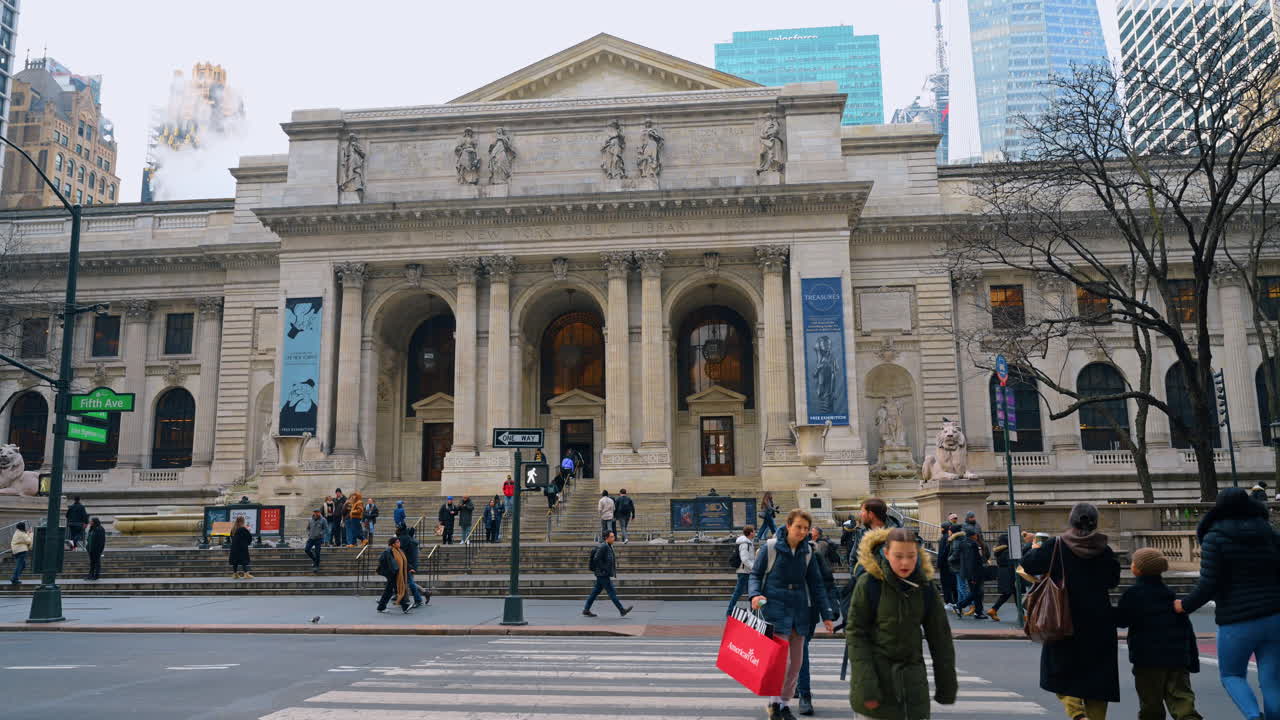 New York, USA, 28 dicembre 2025: New York Public Library, Fifth Avenue. La New York Public Library sulla Fifth Avenue, con persone che attraversano la strada e l'iconica facciata in stile Beaux-Arts a Manhattan