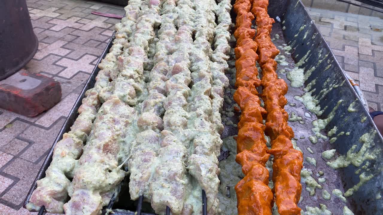 primer plano de asar o asar kebab en brocheta