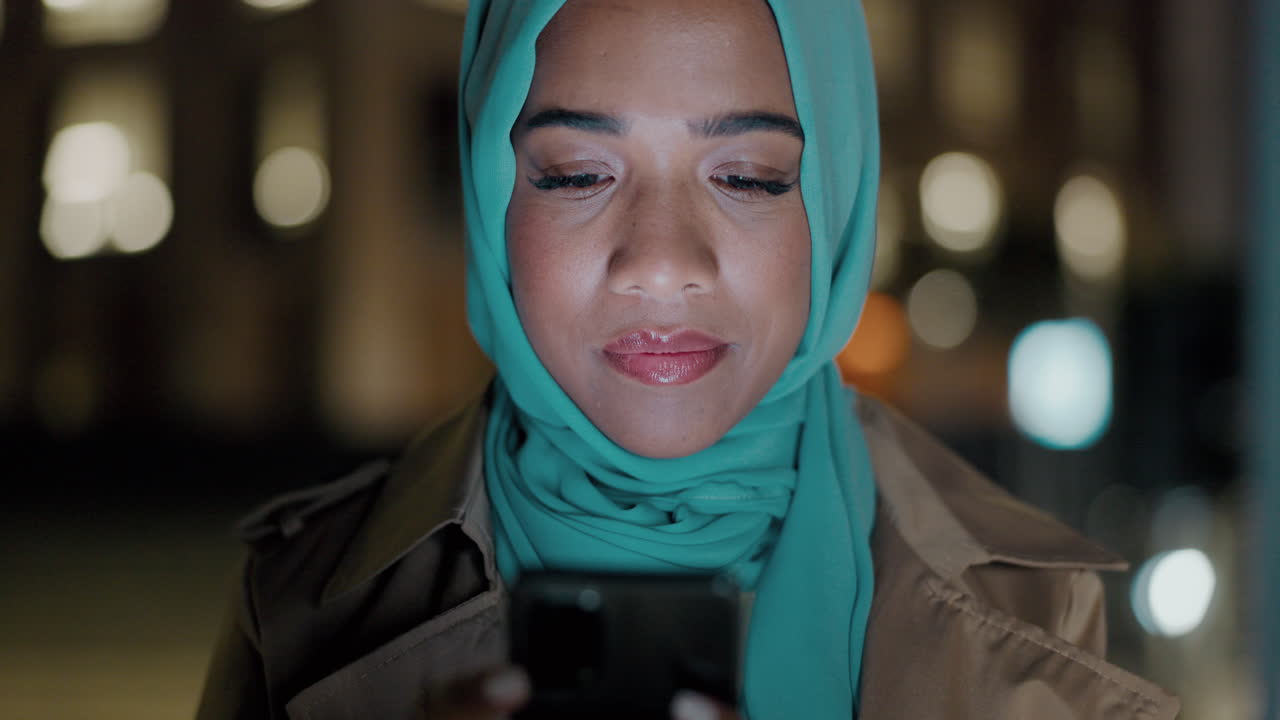 noche, mujer islámica en la ciudad