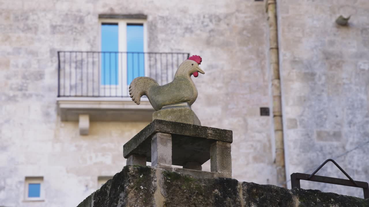 matera, escultura de gallo itlay en el porche