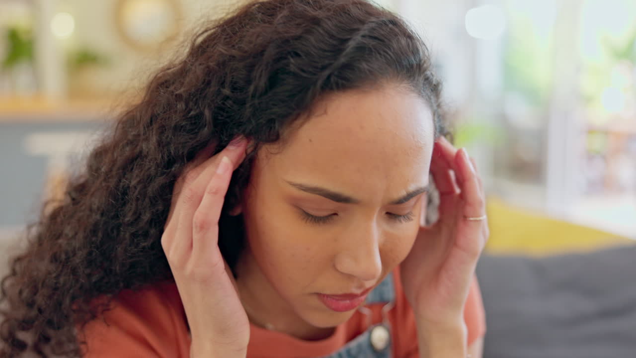 mujer, dolor de cabeza y dolor en el hogar por estrés