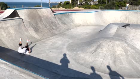 Ein-Mann-Fährt-Selbstbewusst-Skateboard,-Aber-Sein-Versuch,-Die-Rampe-Hinunterzusteigen,-Endet-Mit-Einem-Sturz,-Da-Er-Die-Kontrolle-Verliert,-Was-Die-Herausforderungen-Des-Sports-Verdeutlicht