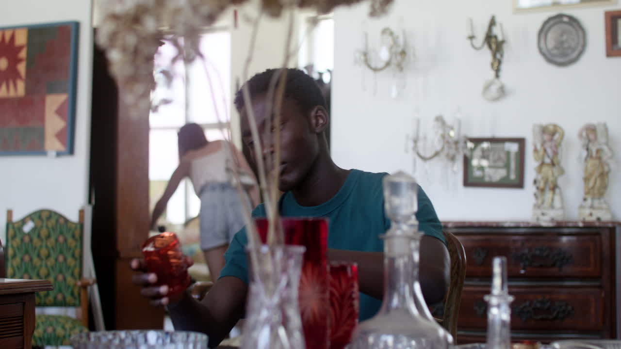 상점에 있는 아프리카계 미국인 남자