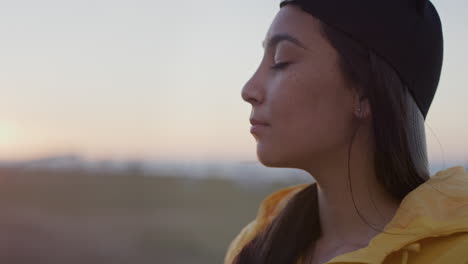 retrato en primer plano de una joven adolescente relajada con aspecto pensativo disfrutando de un día tranquilo puesta de sol en un parque junto al mar el viento sopla el cabello en cámara lenta